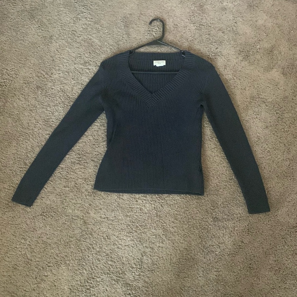 Women’s St. John’s Bay cute sweatshirt with nice V-neck size Small